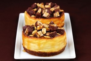 snickers-cheesecake snickers-cheesecake